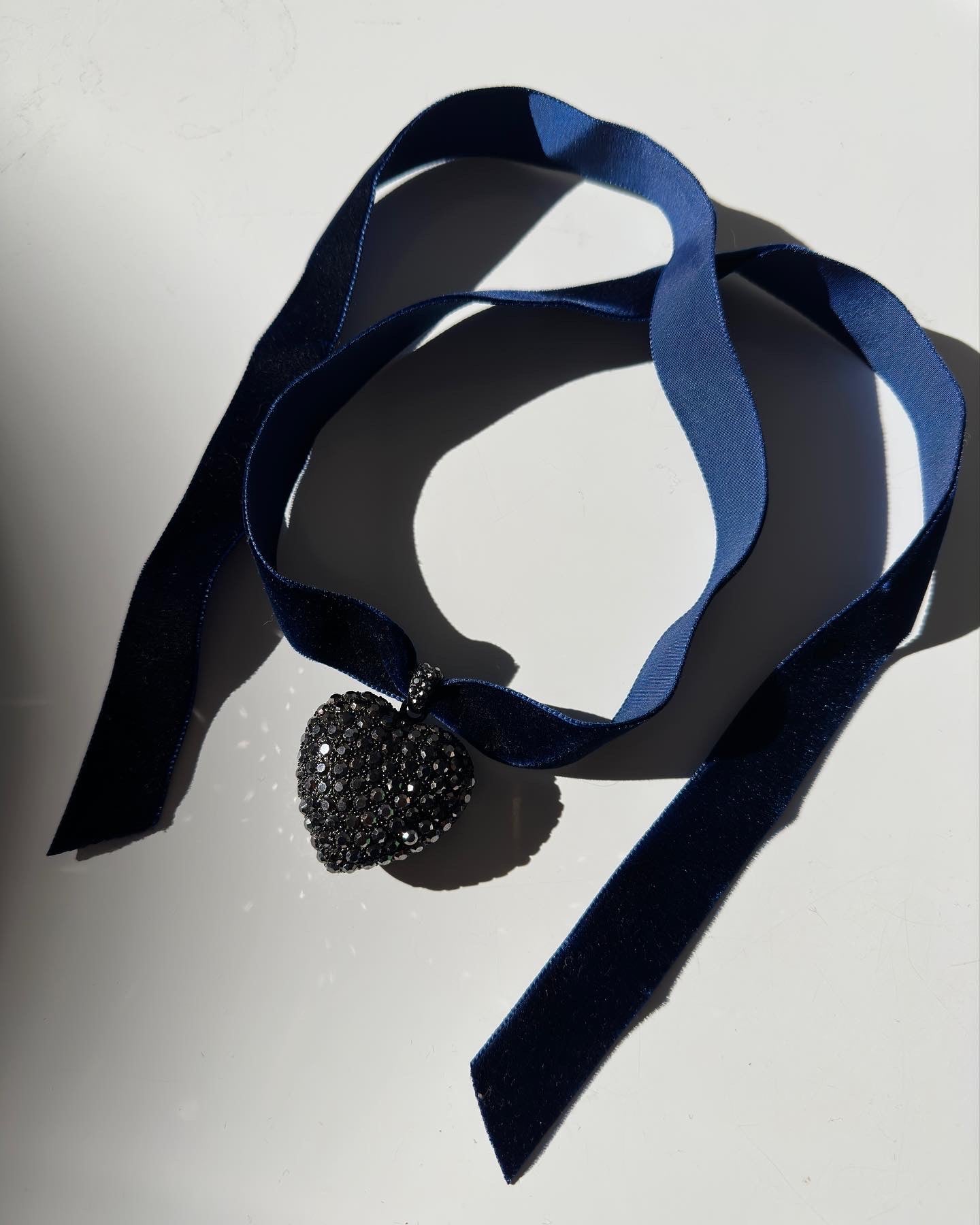 Grand Black Heart Ribbon Necklace