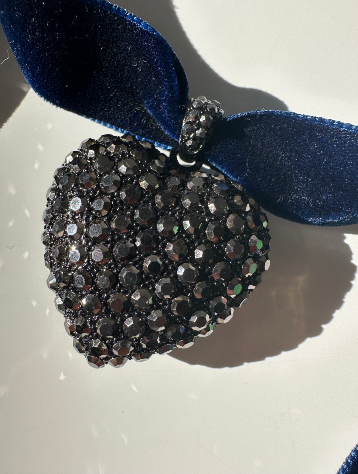 Grand Black Heart Ribbon Necklace